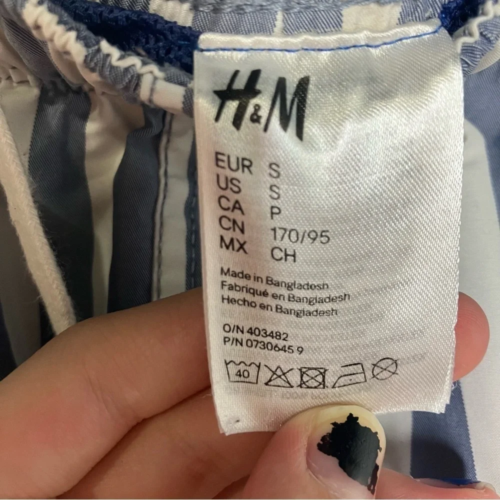 H‎ & M mesh lined swim trunks blue & white striped size small